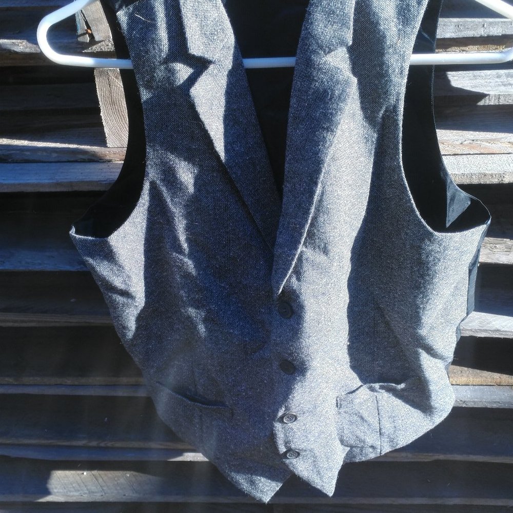 Men vest with lapels and collar